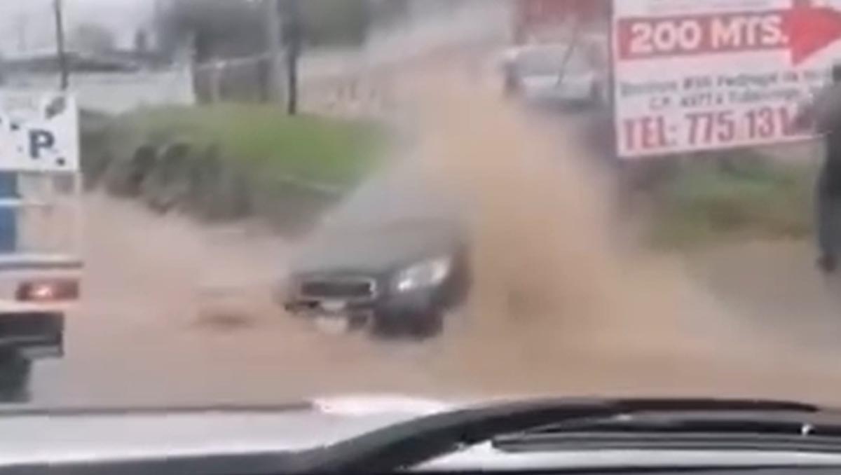 El agua ingresó al interior del vehículo, causando daños materiales.