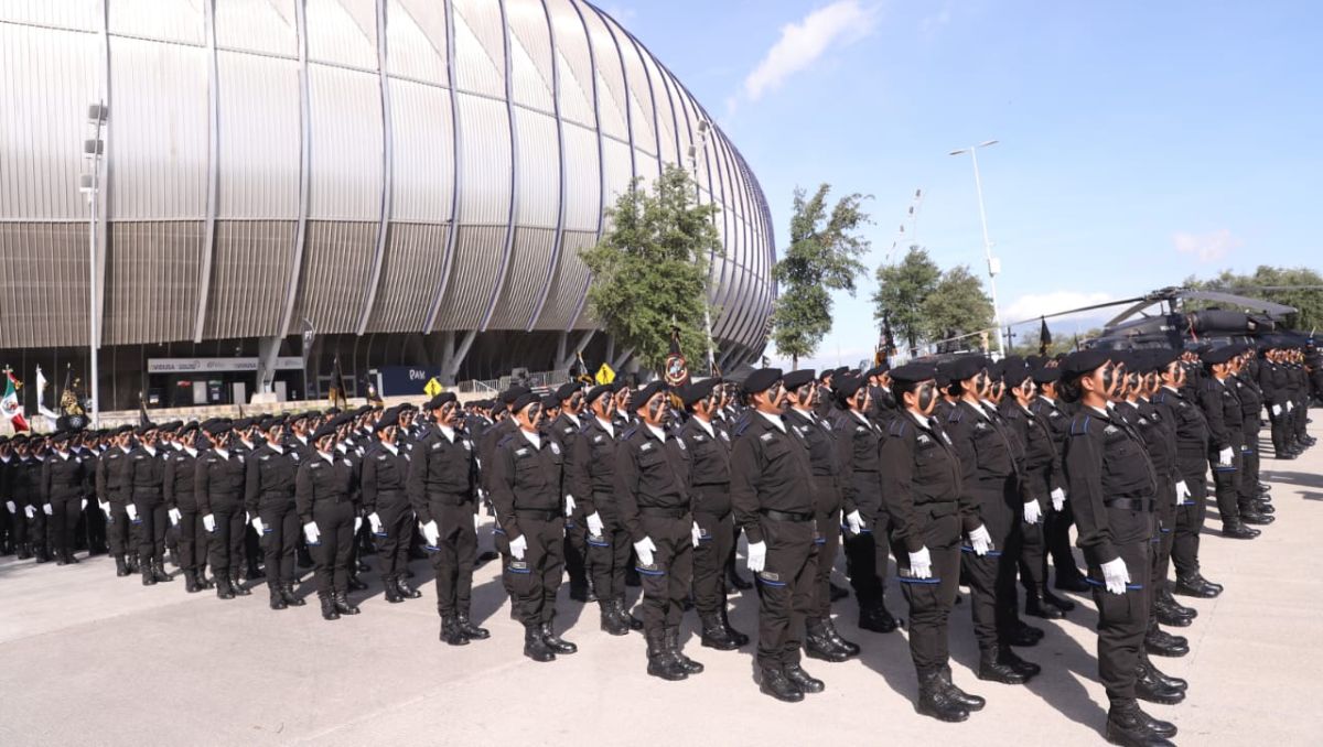 La ceremonia de graduación y toma de protesta de los 363 nuevos elementos de Fuerza Civil se realizó al exterior del estadio de Rayados. Luis Guerra