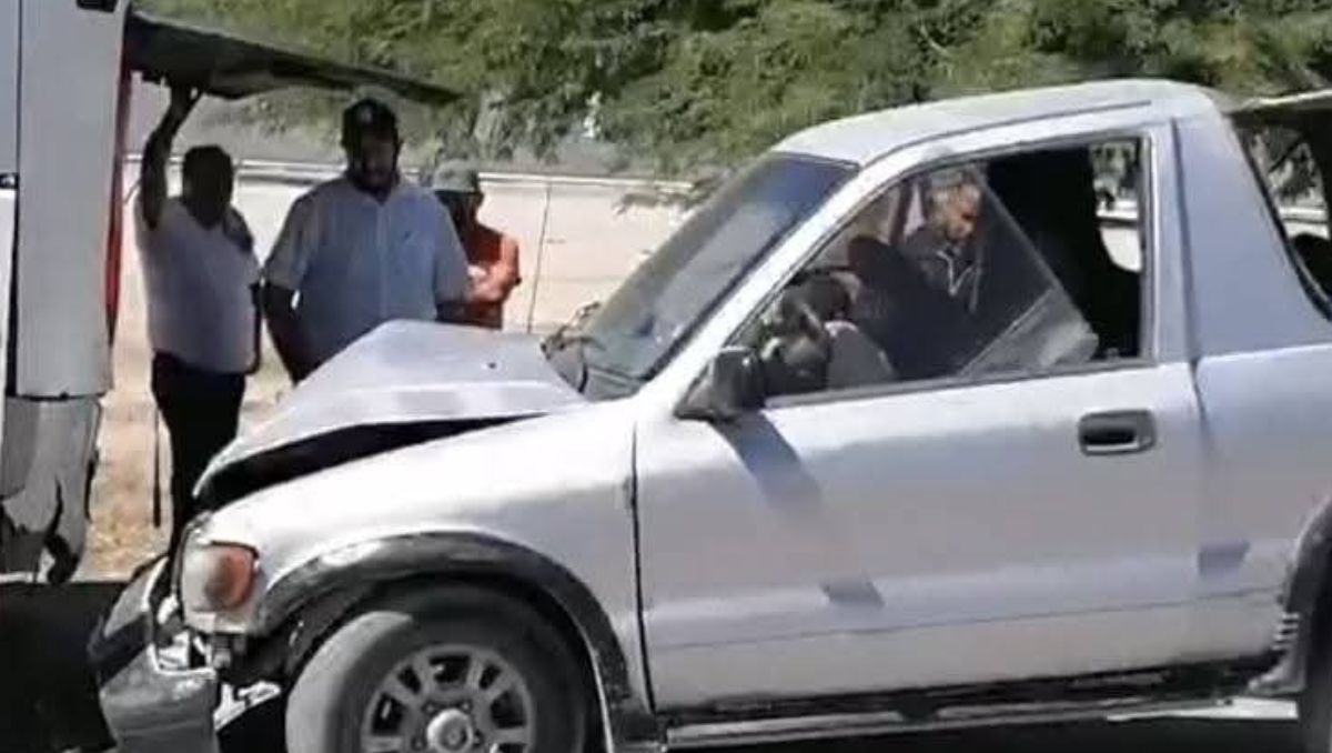 Choque entre camioneta y autobús. | Especial