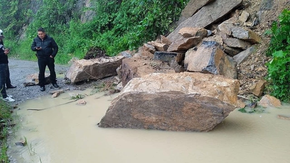 Derrumbe con piedras de gran tamaño en la carretera Tenango - Santa Marina