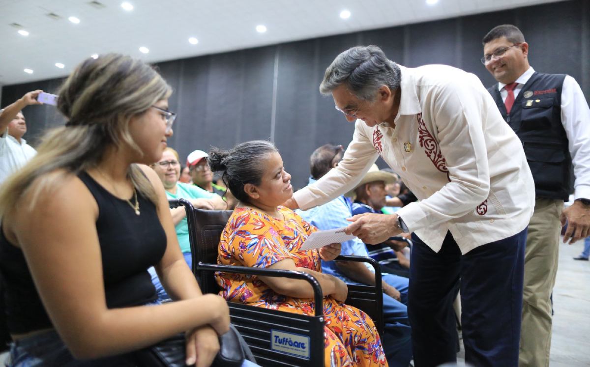 Gobernador de Tamaulipas entregó apoyos a personas con discapacidad