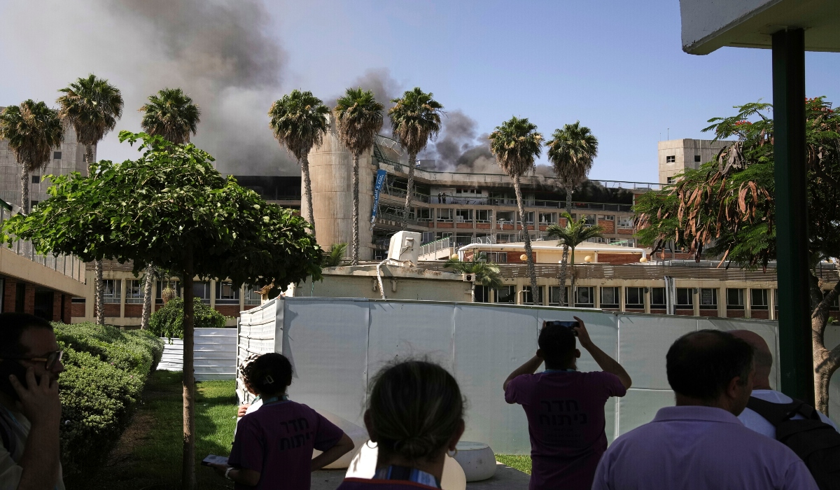 Humo se eleva desde un edificio del complejo hospitalario de Soroka tras el impacto de un misil de Irán en Beersheba, Israel. |AP