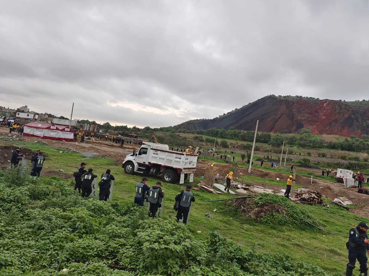 Materiales de construcción, entre ellos tabique, cemento, varilla fueron asegurados. | Foto: Enrique Luna