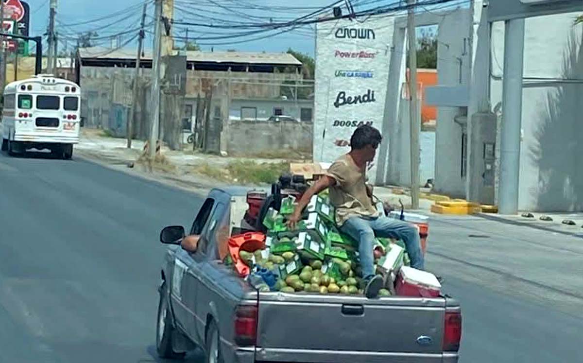 Multa por trasladar personas en la caja de la camioneta. l Especial