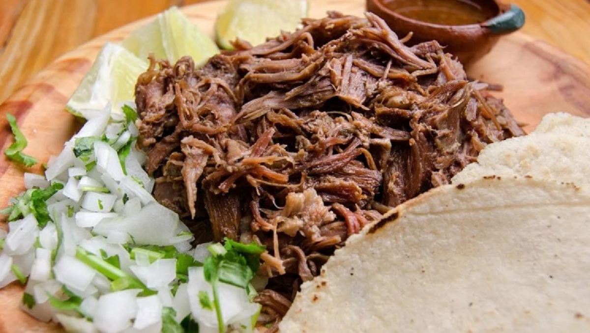 Niña reacciona a su primer taco de barbacoa