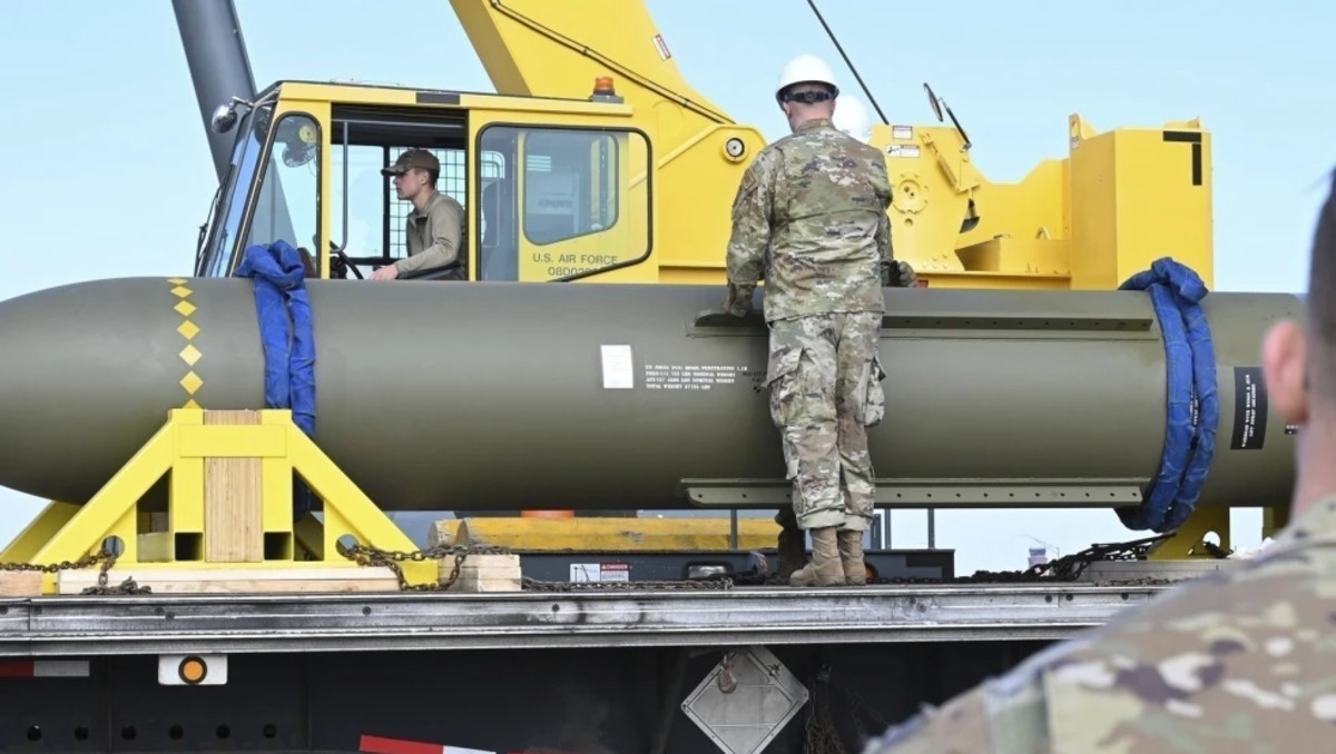 Estas ojivas primero se entierran en el suelo y explotan cuando alcanzan la instalación subterránea. (Foto: AP)