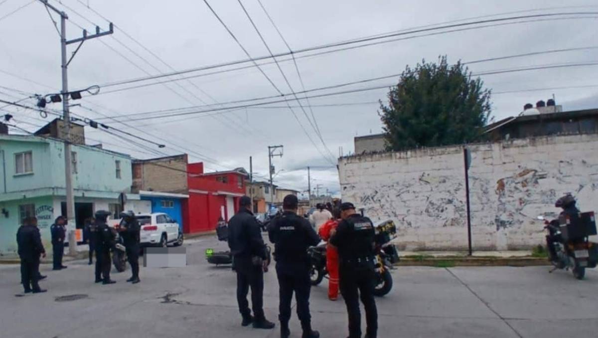 Presuntamente el joven repartidor de comida viajaba a bordo de una motocicleta impactó contra el vehículo color blanco en Toluca. | Especial
