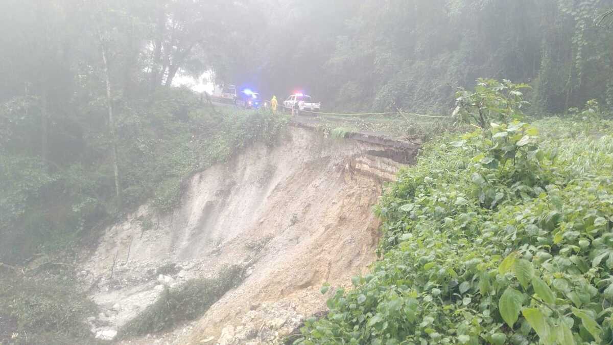 Reportan socavón en carretera de Atlapexco. (Especial)
