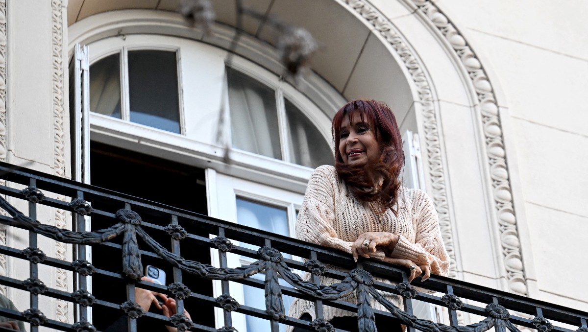 Simpatizantes de la ex presidenta han marchado frente a su balcón. | AFP