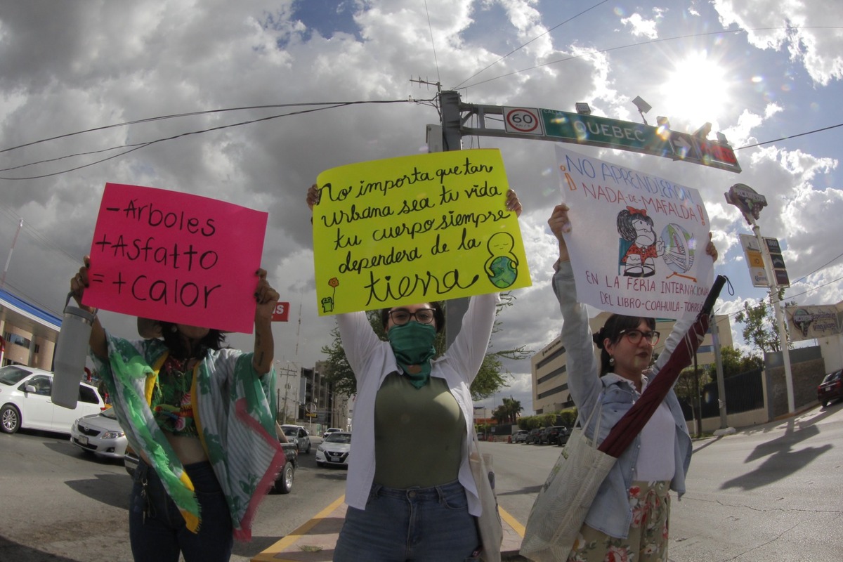 En Torreón, protestan contra tala de árboles en la Calzada Abastos. (Manuel Guadarrama)