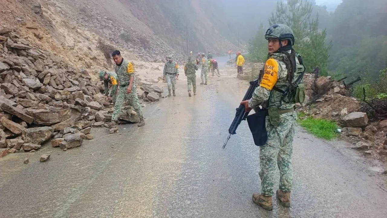 Se activa el Plan DN-III-E en Sierra Negra, Puebla, tras deslaves por el huracán 'Erick'