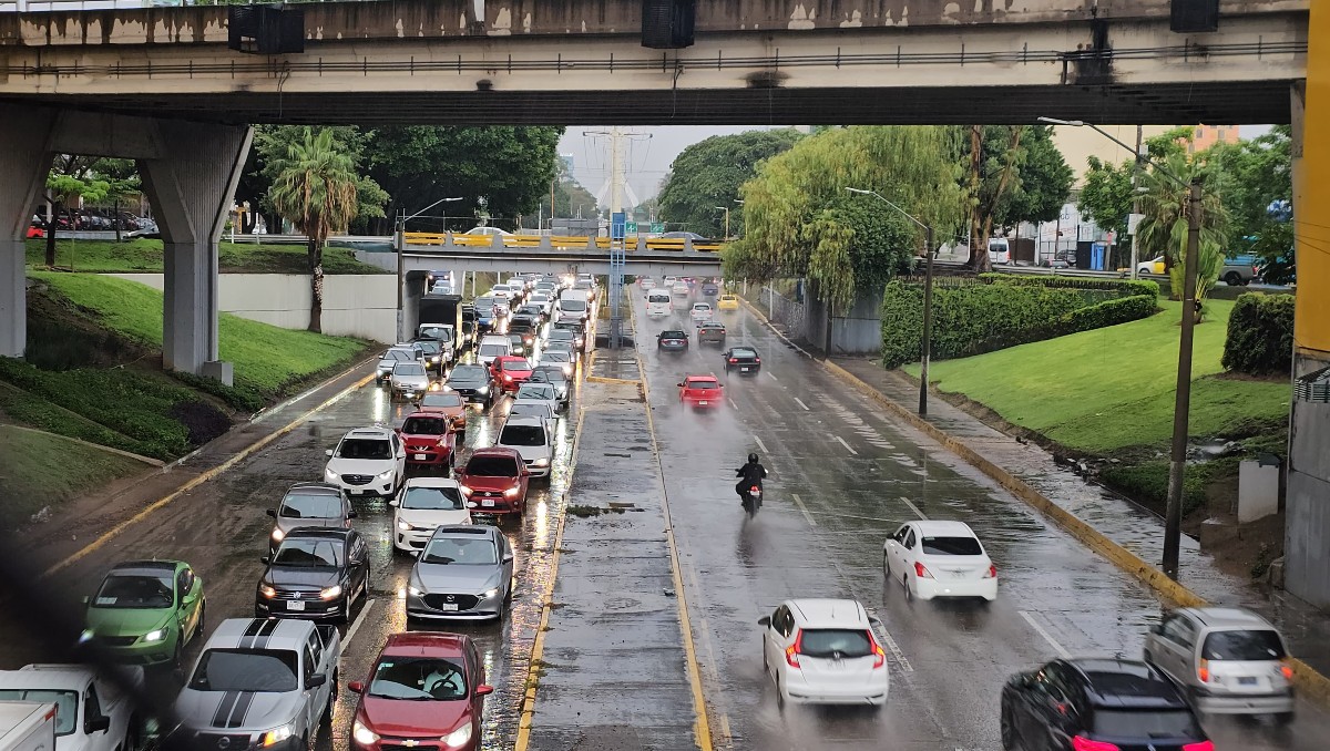 En avenida Lázaro Cárdenas también hubo afectaciones viales por la lluvia (Juan Carlos Munguía)
