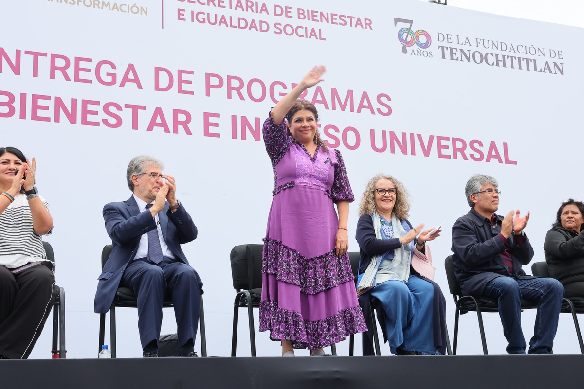 Brugada entrega pensiones a hombres en CdMx. (Foto: especial)