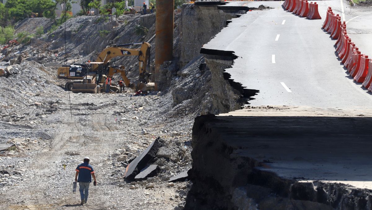 Carriles completos del par vial fueron arrasados por la corriente del río Santa Catarina. Luis Guerra
