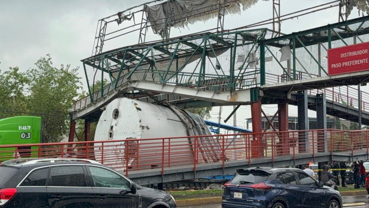 Cierre vial en Tultitlán tras choque de tráiler contra puente peatonal cerca de estación Buenavista del Mexibús Línea 2.| Foto: Fernando Cruz