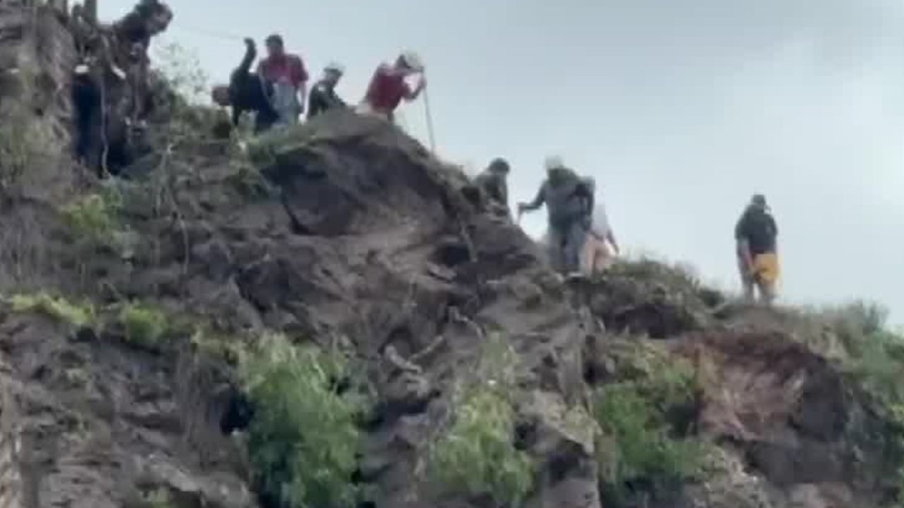 Desalojan a 19 familias por deslave de cerro en la Cantera, Tlalnepantla