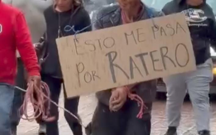 Dos presuntos delincuentes fueron paseados por las calles.
