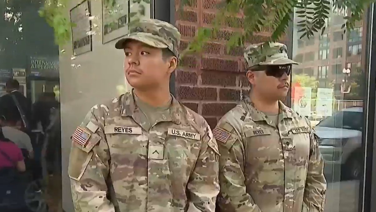 Madre mexicana acude a ICE con sus hijos de la Guardia Nacional | Telemundo