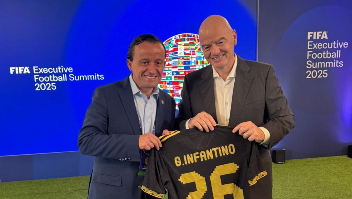 Míkel Arriola se reunió con Gianni Infantino en Miami (X @MikelArriolaP)
