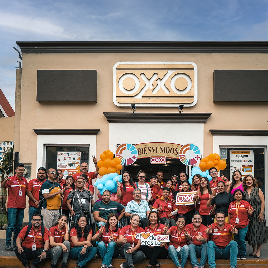 Oxxo durante el marco de personas refugiadas. | Especial