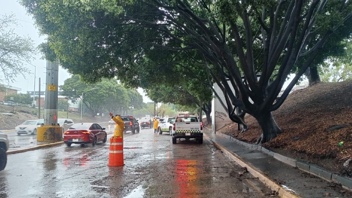 Policía Vial apoya durante afectaciones por lluvia en Guadalajara (X)