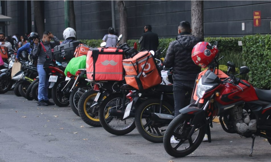 La reforma incorpora reglas al modelo de trabajo en aplicaciones, como criterios para el acceso pleno a la seguridad social y derechos laborales.