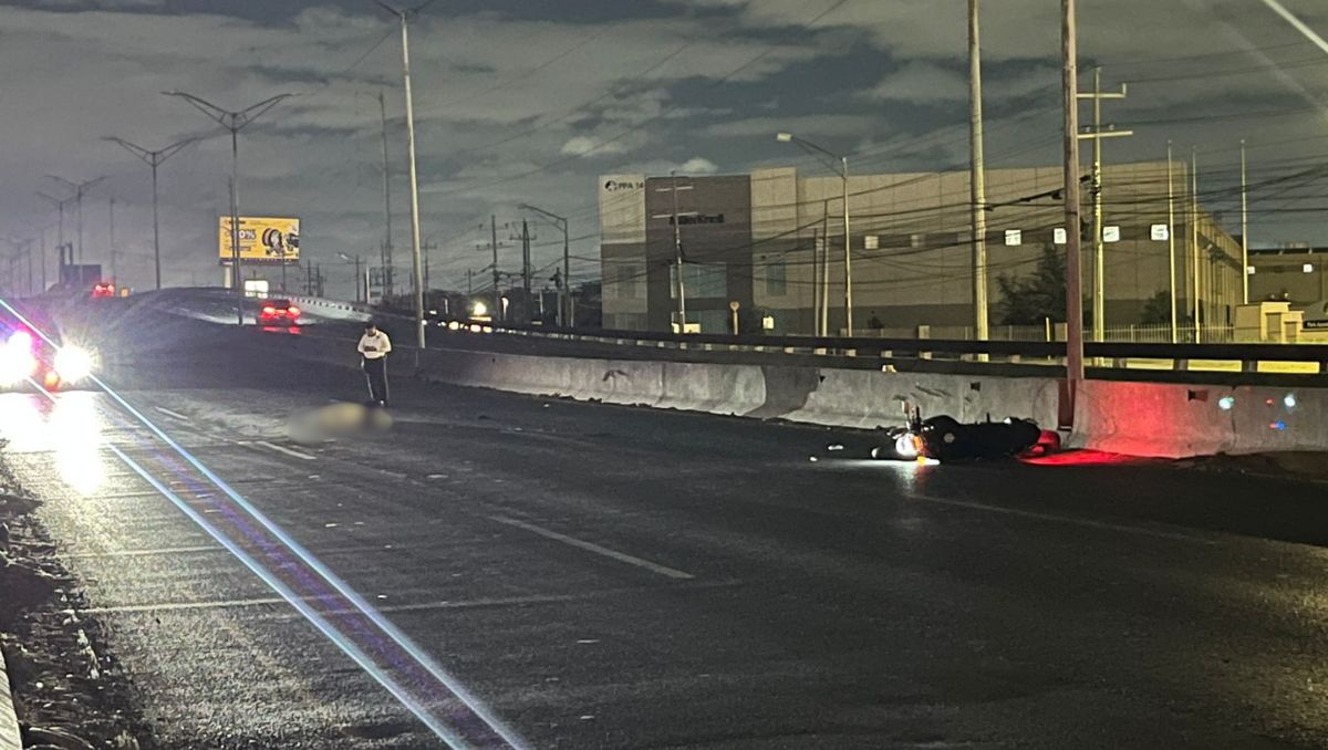 La víctima quedó tendida sobre la vialidad y a unos metros su motocicleta. Susana Paredes