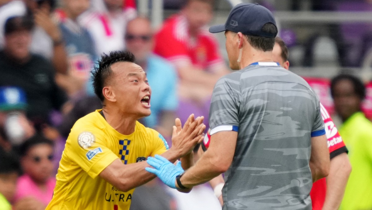 Zhou Tong, jugador del Auckland City, enfurece porque intentaron sustituirlo en partido del Mundial de Clubes (AFP)