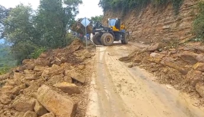 Deslaves y derrumbes carreteros por lluvias.
