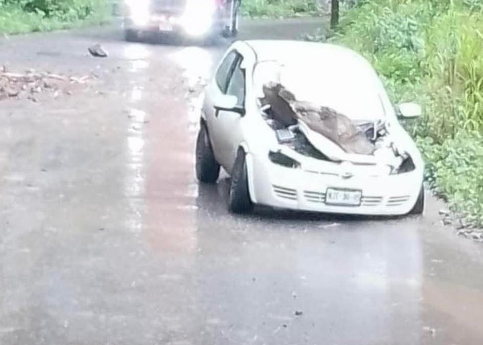 Enorme roca aplasta auto en Tlanchinol.