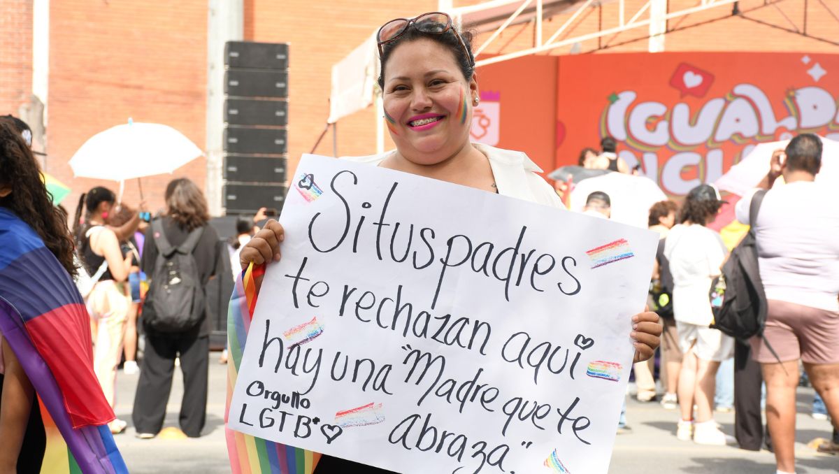 Madre acude a marcha para apoyar a su hija en Monterrey. / Enrique Mateos