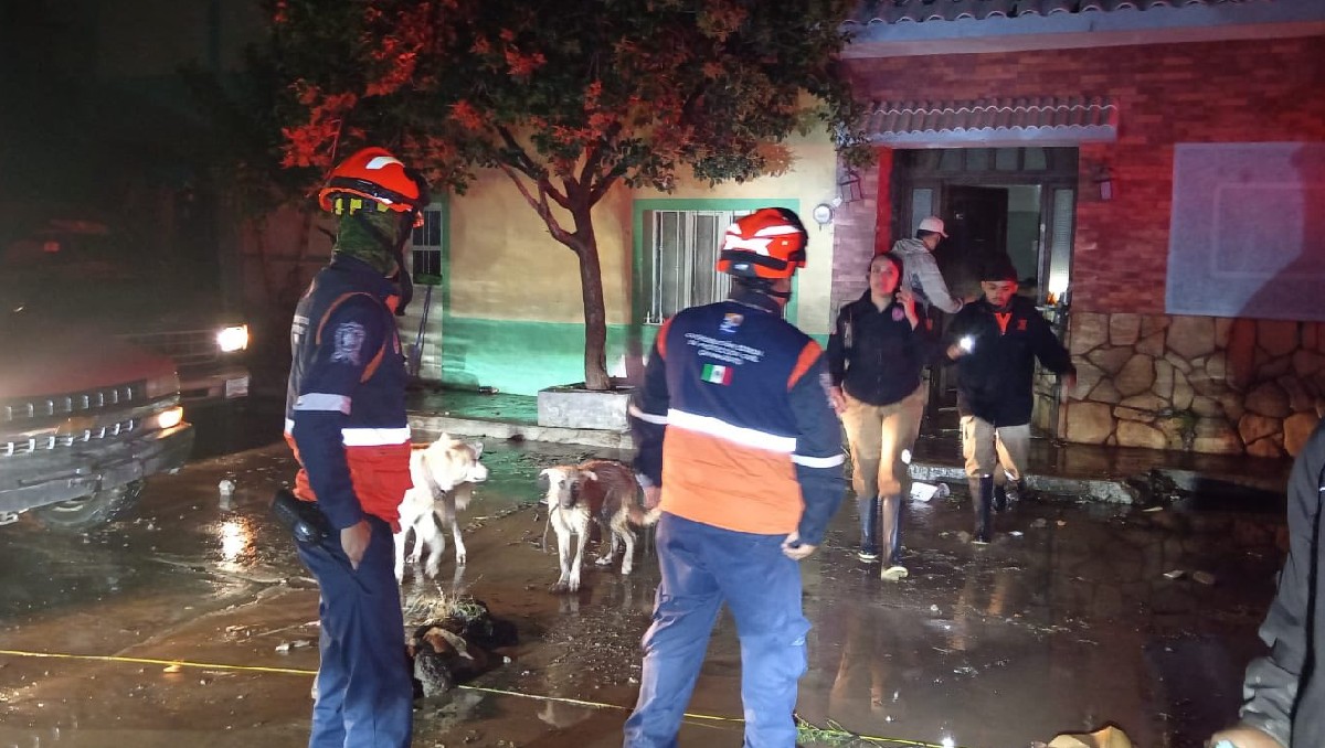 La noche de este sábado se rompió un bordo de agua conocido como “Las Golondrinas”, provocando inundaciones y evacuaciones de habitantes de la zona.