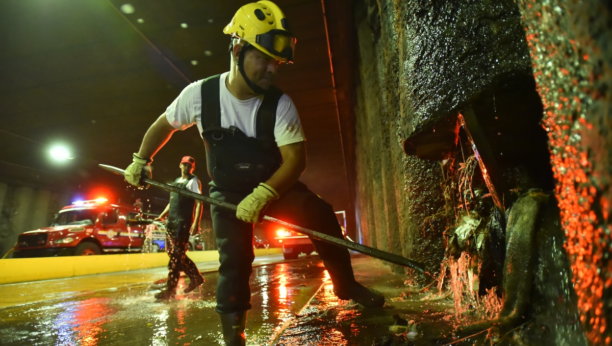 Protección Civil y Bomberos acudieron a desazolvar el túnel en Av. López Mateos (Foto: Juan Carlos Munguía)