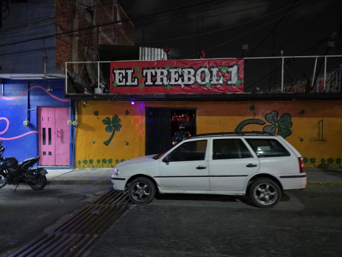 Autoridades acudieron al bar El Trébol 1 tras el ataque armado. | Especial