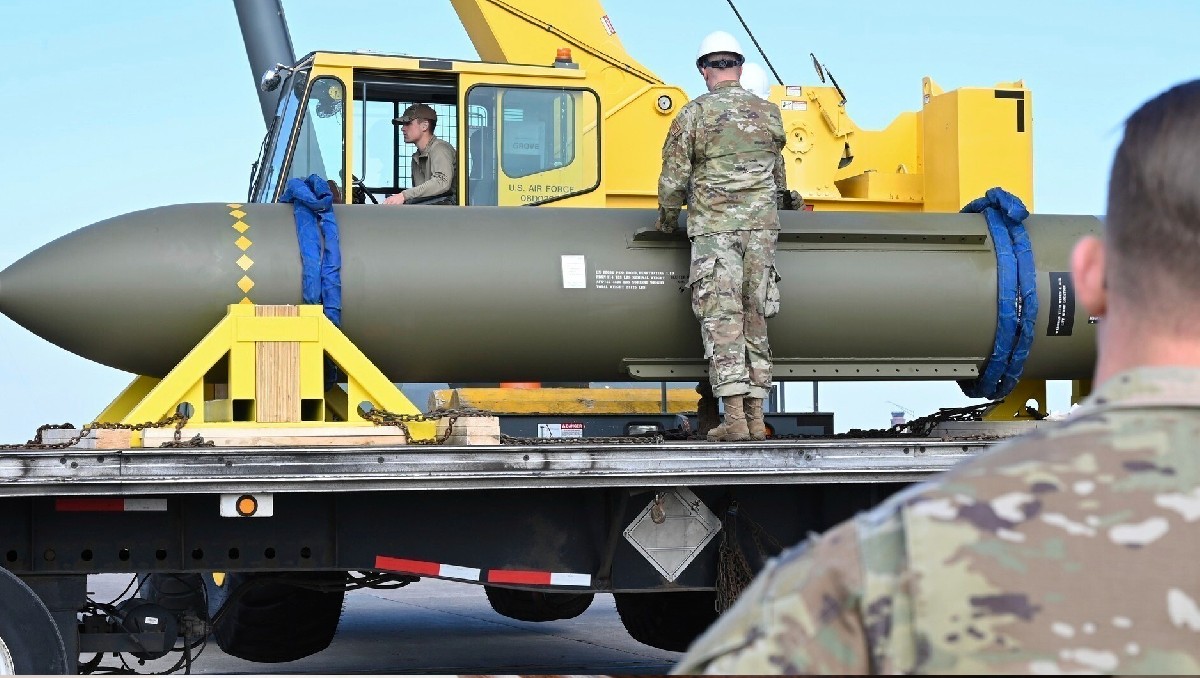 Aviadores observan una bomba penetrante de gran potencia GBU-57, en la base aérea de Whiteman en 2023. | AP
