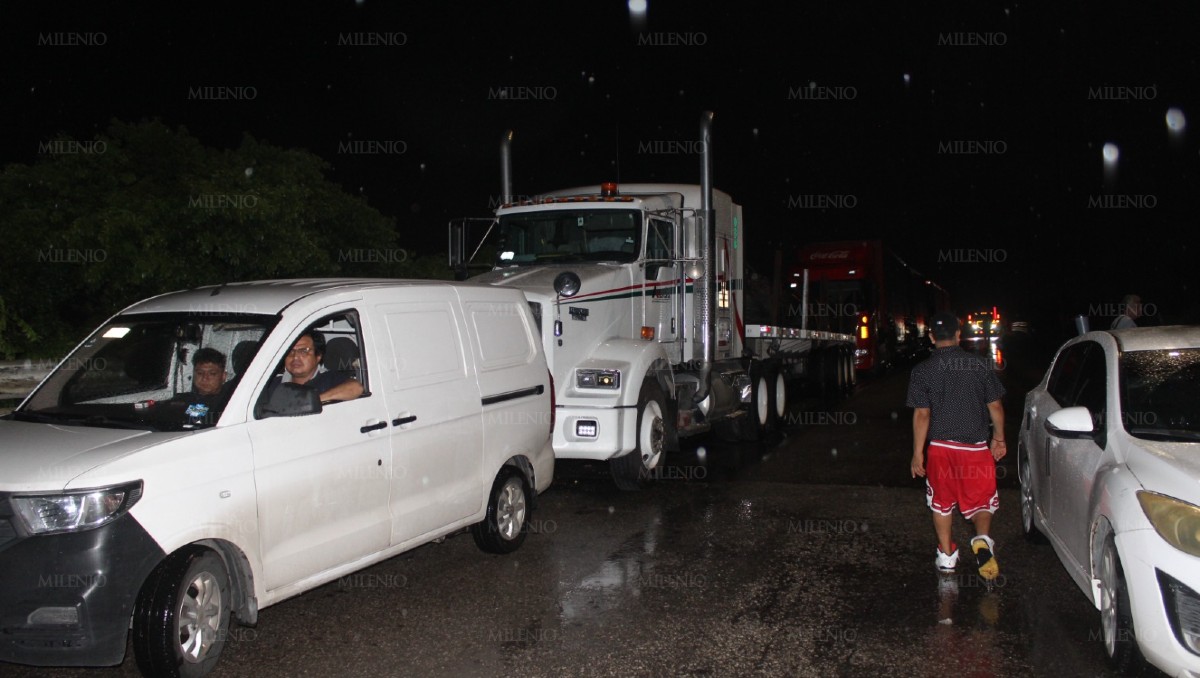 Continúa bloqueo en carretera Valles- Tampico