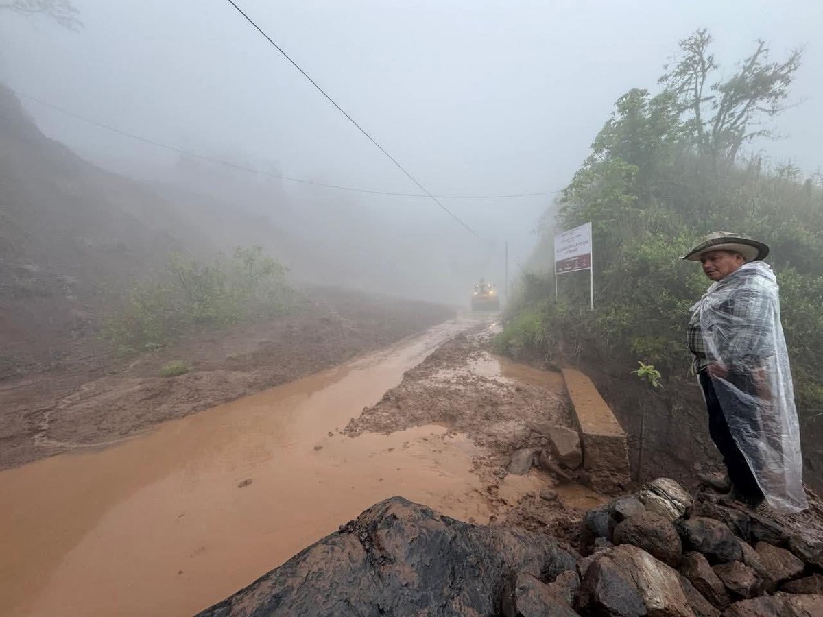 Deslaves en carreteras obligan a cancelar viajes a Hidalgo