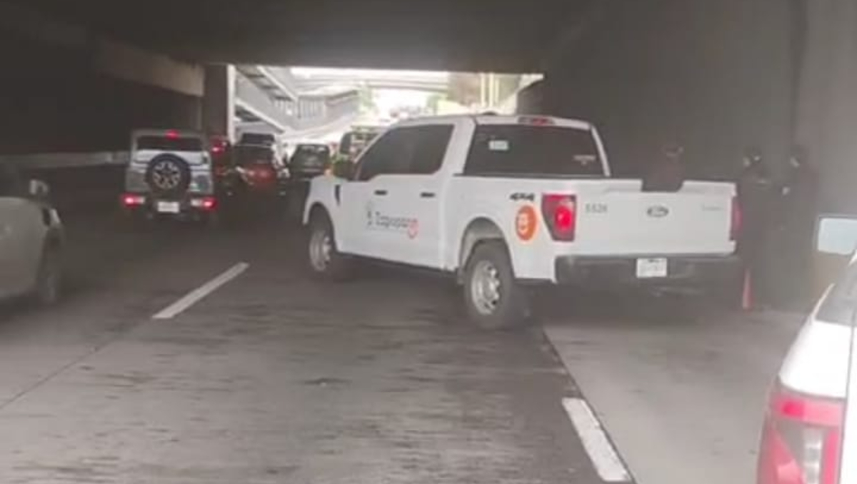 Elementos de la policía de Zapopan arribaron al lugar del accidente (Foto: Diana Barajas)