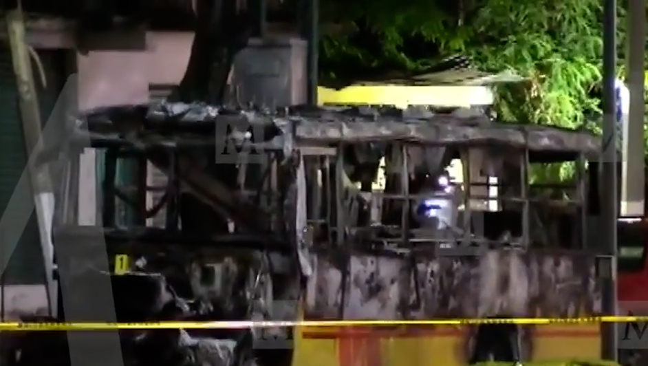 En Guerrero incendian autobús con 5 cuerpos en su interior