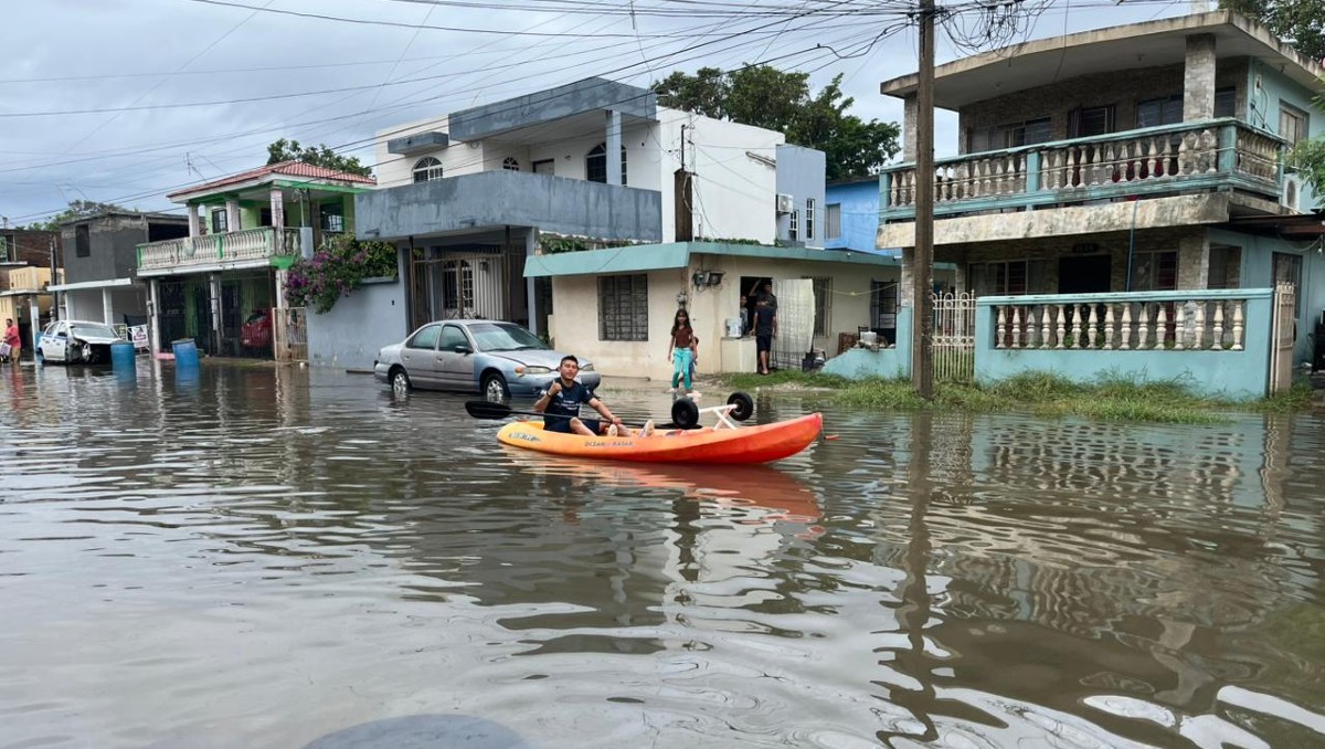 Joven recorre las calles de Ciudad Madero en bote. (Erik Saldaña)