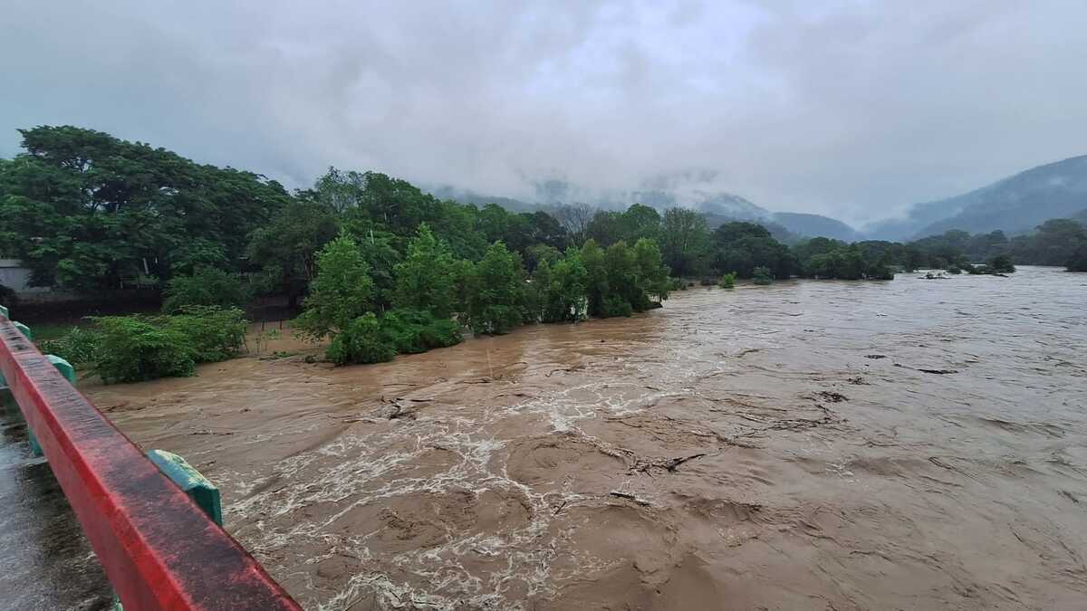 El río Moctezuma en Hidalgo muestra un nivel elevado tras varios días de lluvias.