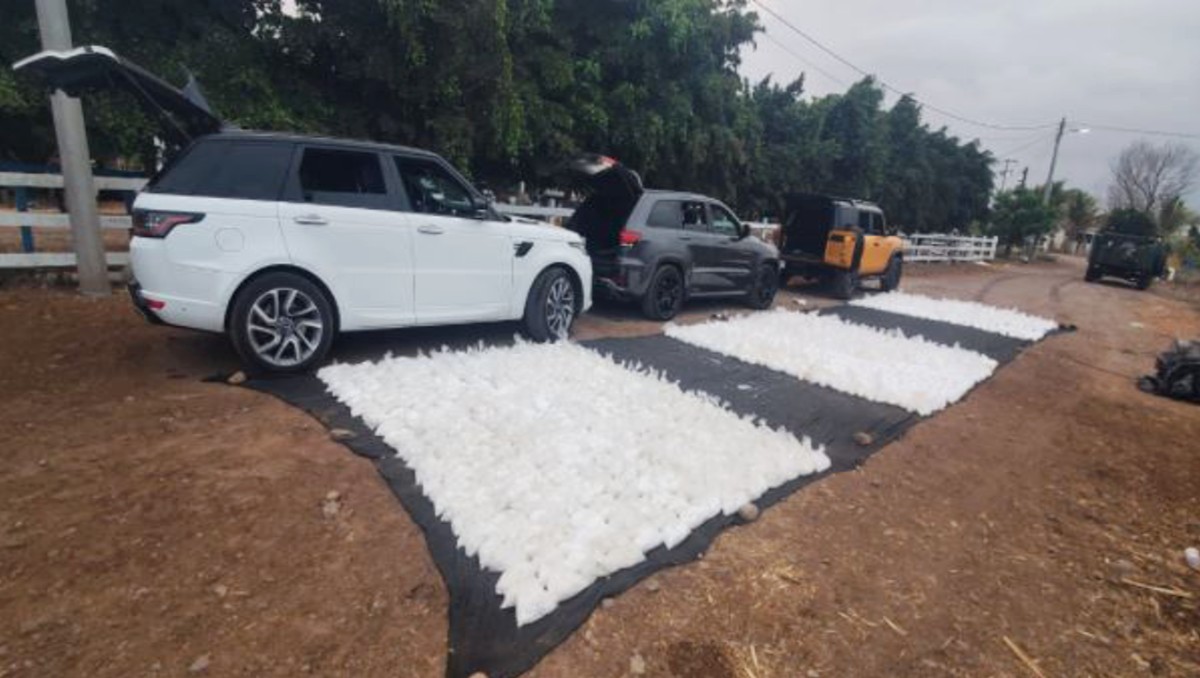 Aseguran 746 kilos de metanfetamina y cuatro autos en Sinaloa. | SSPC