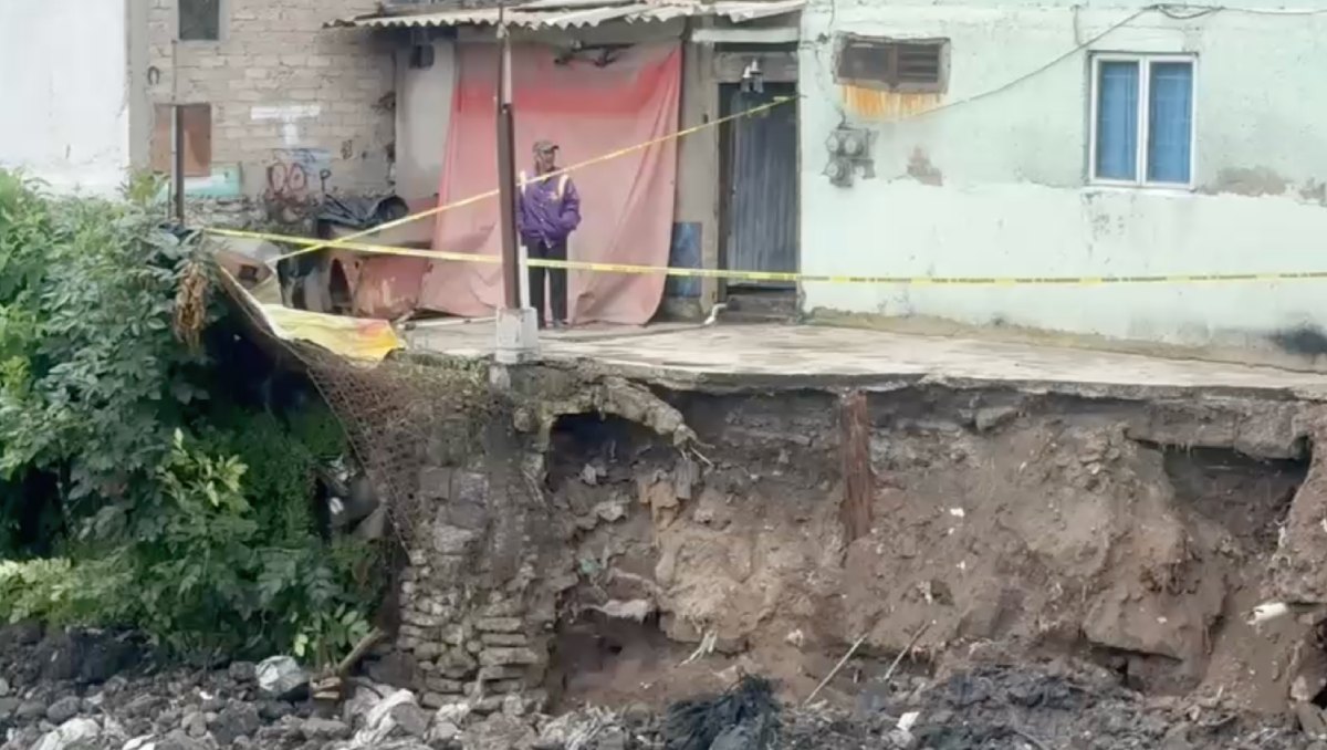 En la base de tres casas se formó un socavón tras las intensas lluvias. Foto: (Fernando Cruz)