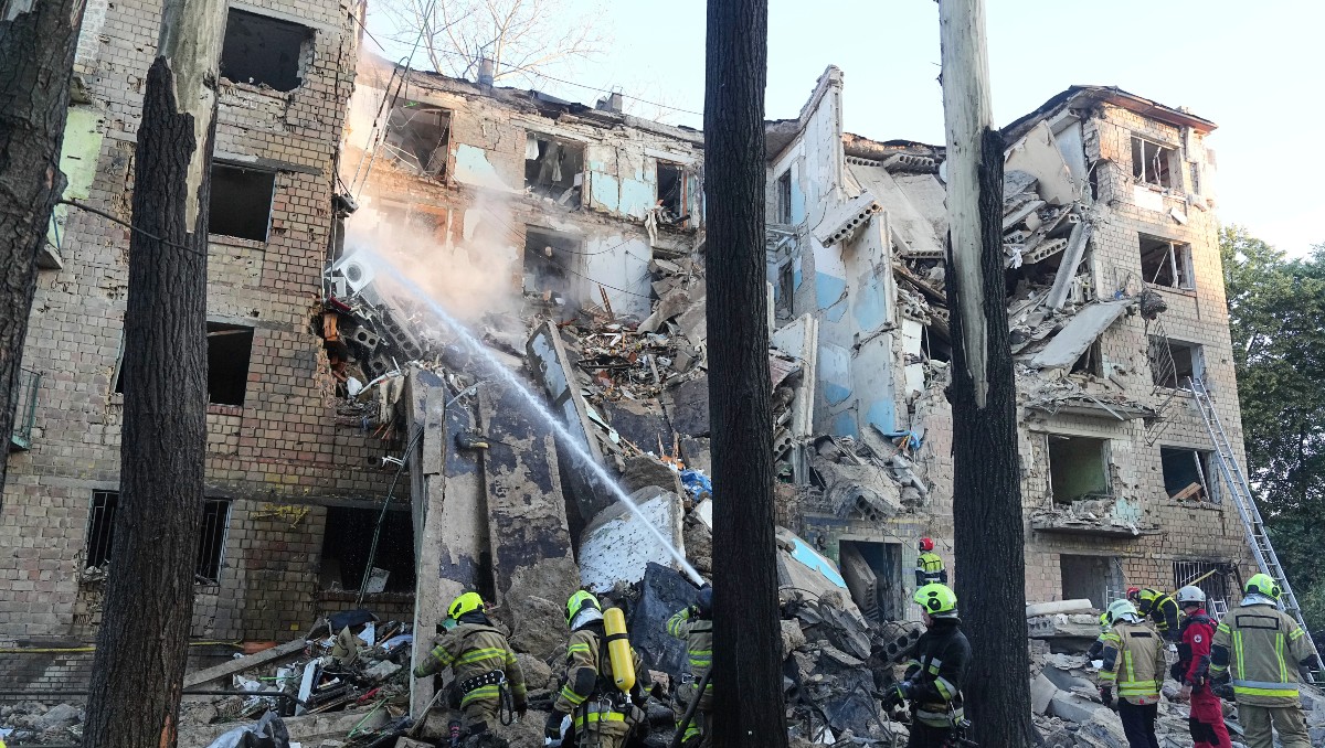 Bomberos trabajan para extinguir el incendio en un edificio de apartamentos después del ataque ruso en Kiev, Ucrania. AP