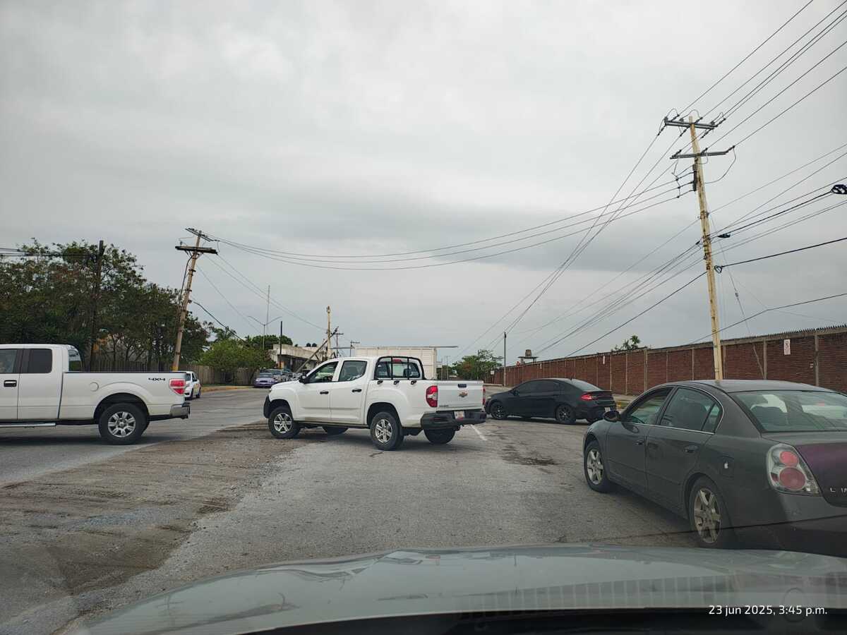 Cierran avenida Tamaulipas en ambos senitdos; camión tumba postes y cables