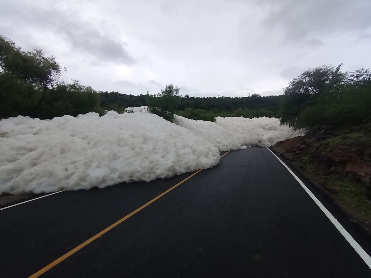 Espuma bloquea la carretera Alfajayucan–Chilcuautla en la comunidad de La Cañada