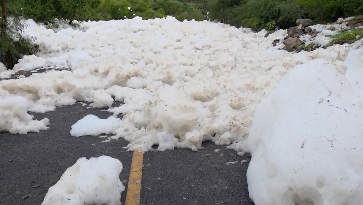 Espuma contaminante cubre tramo carretero entre Chilcuautla y Alfajayucan