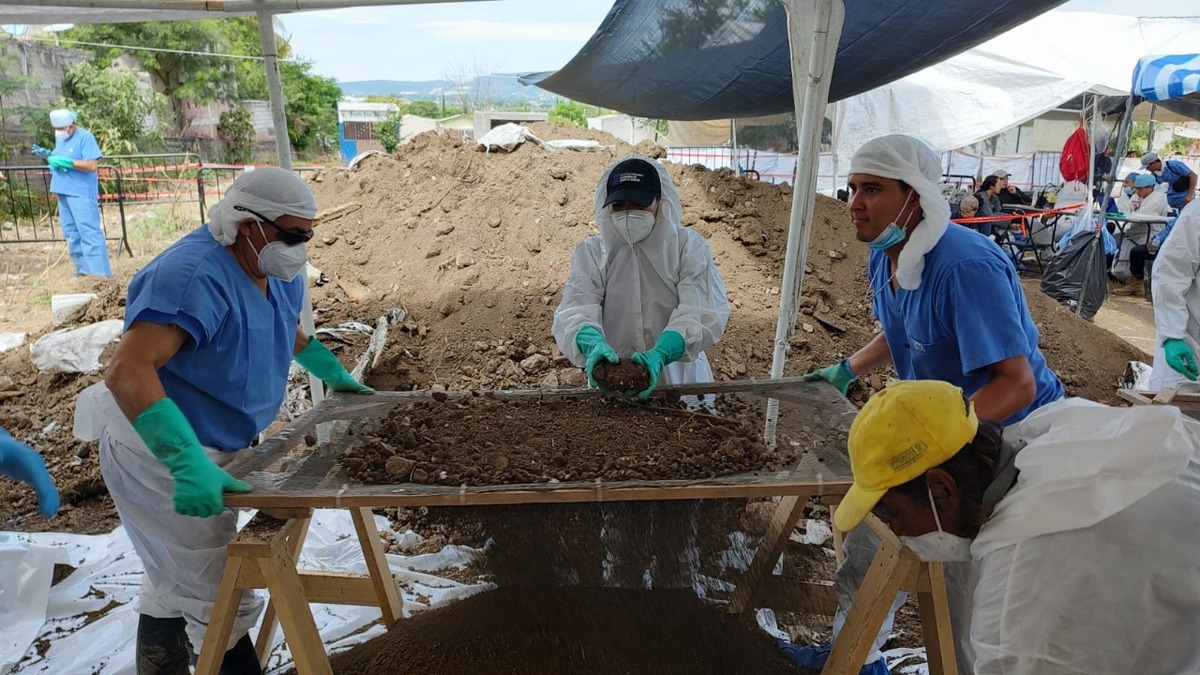 En Jojutla fueron suspendidos los trabajos de exhumación; hallan más de 60 cuerpos
