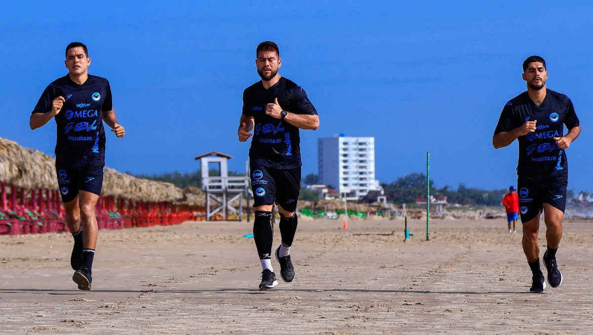 Jugadores de la Jaiba Brava realizan pretemporada en Playa Miramar.