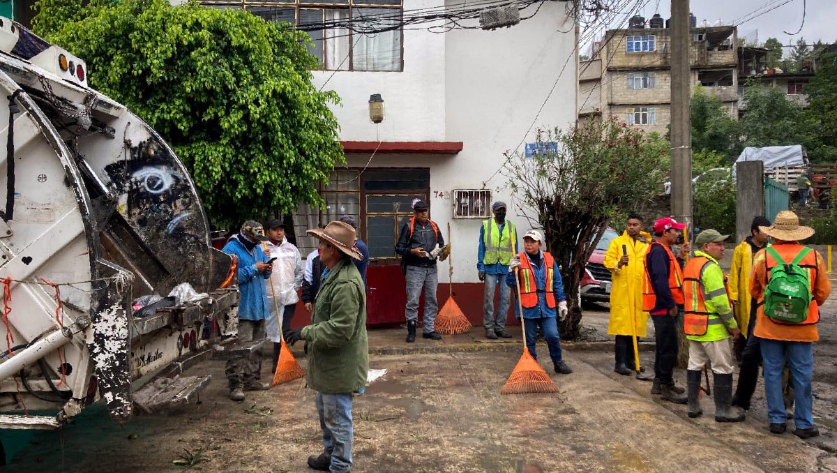 Limpieza en la Nueva San Rafael tras inundación por desbordamiento de río en Naucalpan. Foto: (Especial)